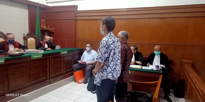 Dua saksi Sofyan Kaleb dan Sahrudin Sandagang memberikan keterangan di ruang Sari 2 Pengadilan Negeri (PN) Surabaya. SP/Budi Mulyono