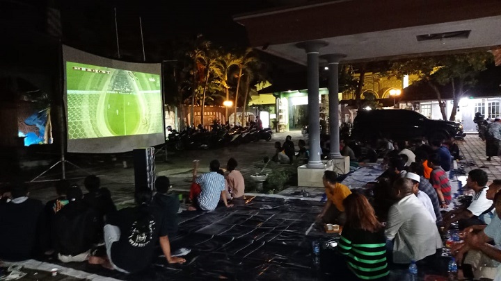 Para penonton yang lagi menyaksikan final piala dunia 2022 di pelataran pondok pesantren Al-falah.