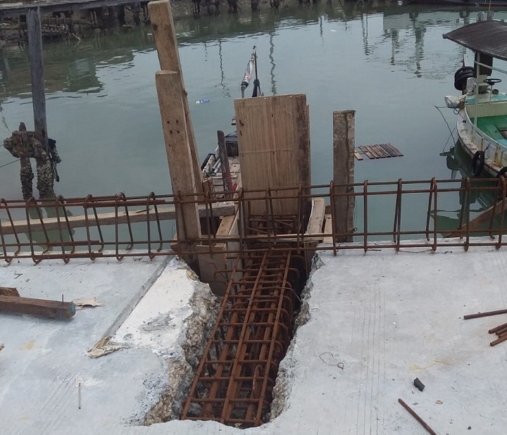 Bukti fisik Proyek Rehabilitasi Pelabuhan Dermaga Kalianget kab. Sumenep yang diduga asal-asalan. SP/Ainur Rahman