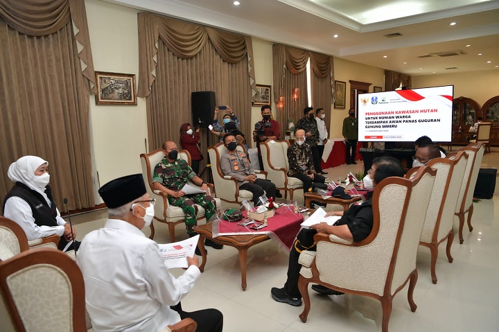 Wakil Presiden RI K.H Ma’ruf Amin bersama Forkopimda Jawa Timur melakukan zoom meeting dengan Forkopimda kabupaten Lumajang. SP/Her