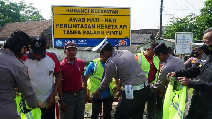 Saat beri bantuan sarana dan prasarana pada/Relawan Supeltas. SP/Hadi Lestariono