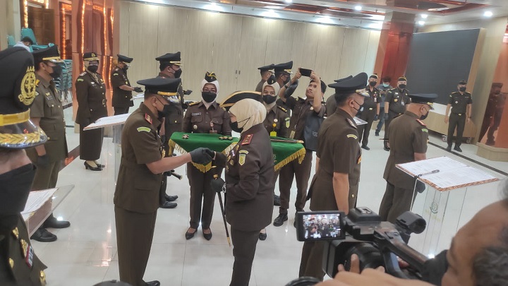 Kepala Kejati Jatim Mia Amiati saat pelantikan 15 pejabat baru. SP/Budi Mulyono