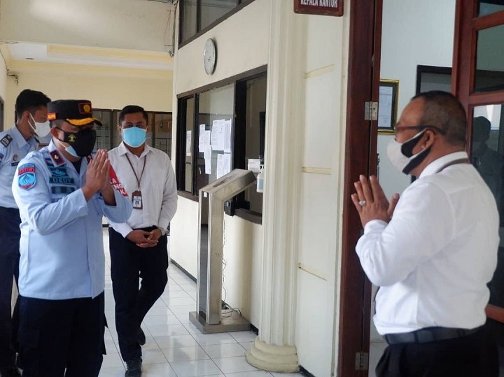 Kalapas Kelas II B Mojokerto, Dedy Cahyadi saat menerima penghargaan IKPA terbaik triwulan kedua tahun 2021 dari KPPN Mojokerto. SP/Dwy Agus Susanti