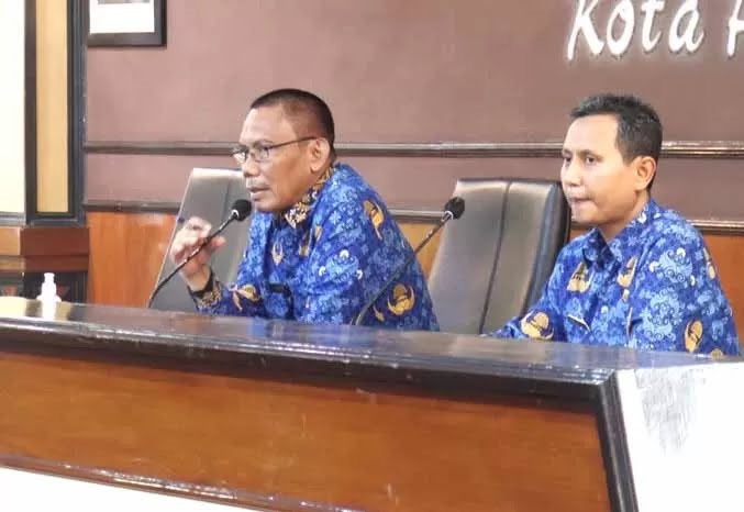 Kepala Dinas Pekerjaan Umum dan Penataan Ruang Kota Pasuruan Gustap Purwoko, ST., MT (kiri) saat memberikan sosialiasi penerapan PBG.