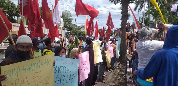 Situasi unjuk rasa di Kantor Kejaksaan Negeri Blitar. SP/Hadi Lestariono