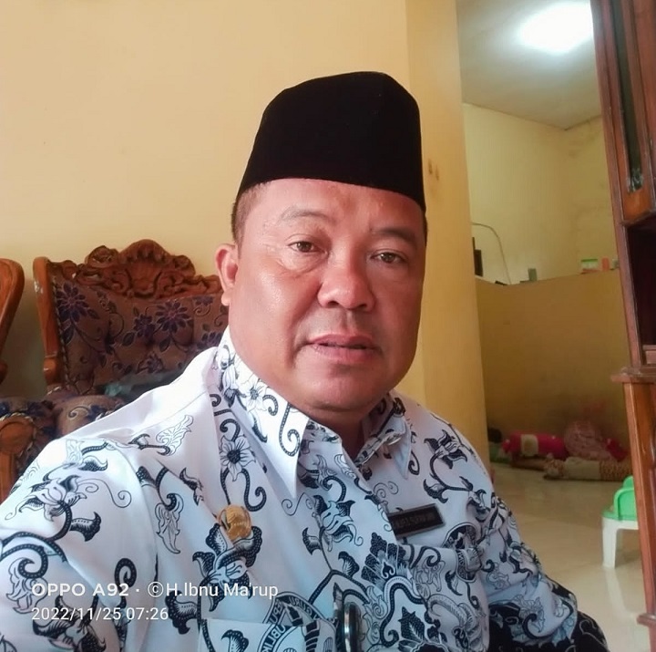 Kepala Sekolah SMPN 3 Sapeken Kab. Sumenep,  Ibnu Ma'rup, S.Pd, M. Si, di ruang kerjanya. SP/Ainur Rahman