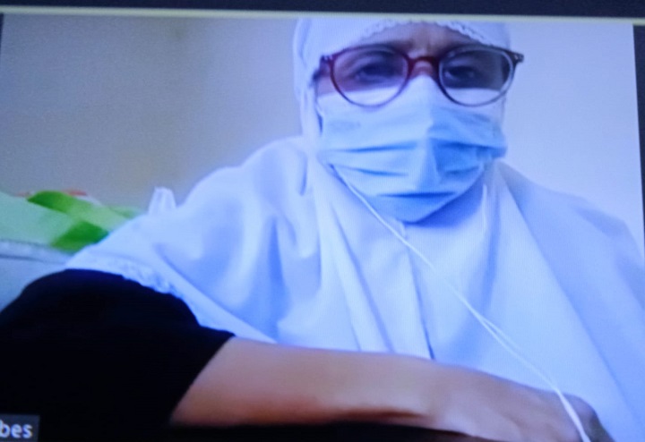 Terdakwa Firdaus Fairus, penganiaya ART nya, menjalani sidang di ruang Candra PN.Surabaya, secara online, Kamis (14/10/2021). SP/Budi Mulyono