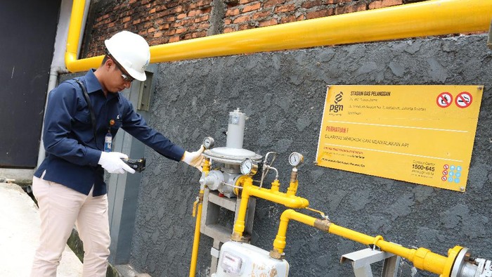 Petugas PT PGN Tbk saat sedang memeriksa operasional jaringan gas rumah tangga. Foto: PT. PGN.