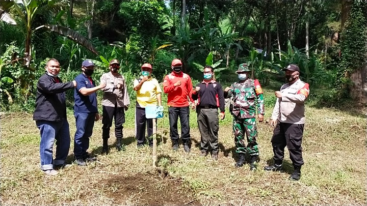 TNI bersama masyarakat saat beraktifitas. SP/Lim