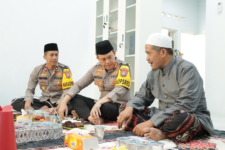 Kapolres Gresik AKBP Adhitya Panji Anom didampingi Wakapolres Kompol Erika saat bersilaturahmi dengan pimpinan Pondok Pesantren Mambaul Sholihin, Rabu (27/12). SP/Grs