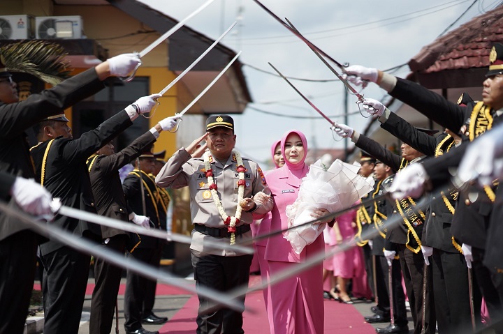 AKBP Argowiyono dilepas secara pedang pora usai berpamitan dengan para anggota SP/Lestariono
