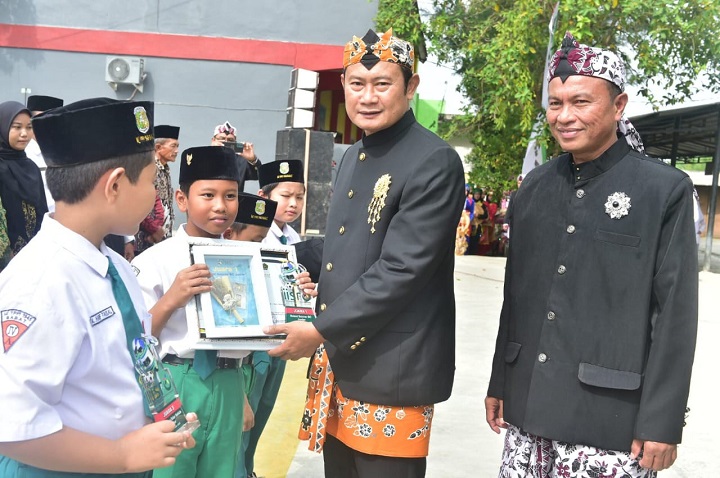 Bupati Lamongan saat menyerahkan penghargaan kepada siswa peraih juara robot internasional. SP/MUHAJIRIN KASRUN 