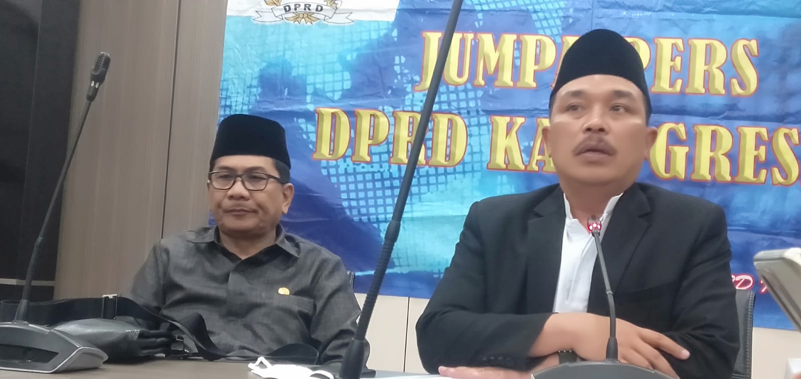 Ketua DPRD Gresik Much Abdul Qodir saat menggelar jumpa pers. SP/Grs