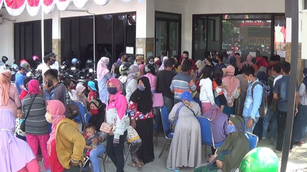 Ratusan orang berjubel memadati halaman Dinas Koperasi dan Usaha Mikro Jombang. (SP/M. Yusuf)