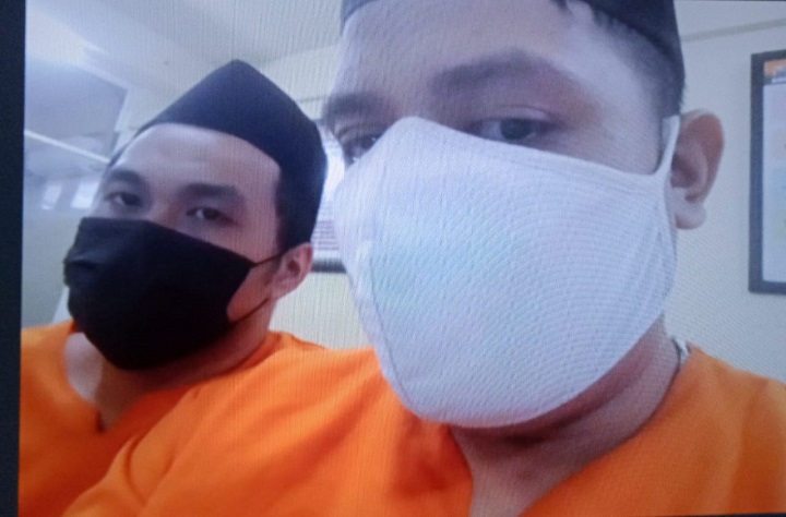 Terdakwa Yogi Agung Prima Wardana, S.ked,  dan terdakwa Bernadya Anisah Krismaningtyas, S.ked , Mohammad Yunus Efendi ( dalam berkas terpisah), mendengarkan para saksi, di ruang Candra PN Surabaya, Senin (15/11/2021). SP/Budi Mulyono