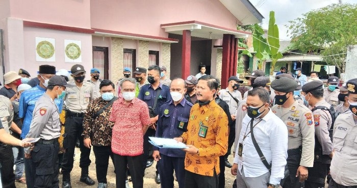 Juru sita PN Kepanjen membacakan perintah eksekusi.