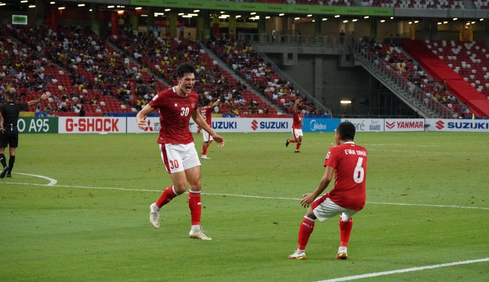 Elkan Baggot merayakan bersama Evan Dimas usai mencetak gol keempat bagi Timnas Indonesia. (Foto: PSSI)