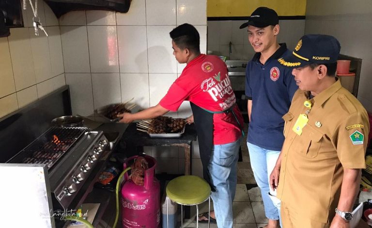 Tim Diskopindag Kota Malang saat melakukan sidak di salah satu restoran di Kota Malang.