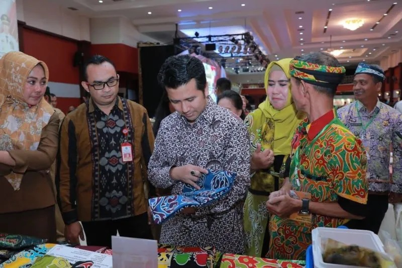 Wagub Jatim Emil Elestianto Dardak saat meninjau produk UMKM dalam misi dagang dan investasi di Kota Tarakan, Kaltara, Senin (20/3/2023). Foto: Pemprov Jatim.