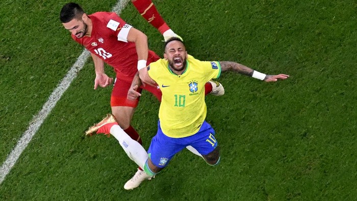 Neymar cedera saat Brasil bertemu Serbia. Foto: AFP/Jewel Samad.
