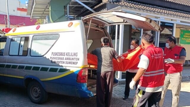 Polisi mengevakuasi jenazah korban.