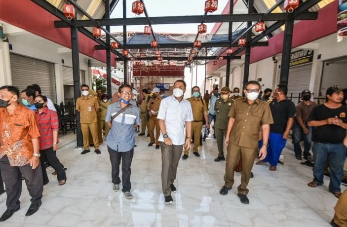 Eri Cahyadi saat melakukan kunjungan langsung kawasan eks lokalisasi Dolly, Senin (29/08/2022).