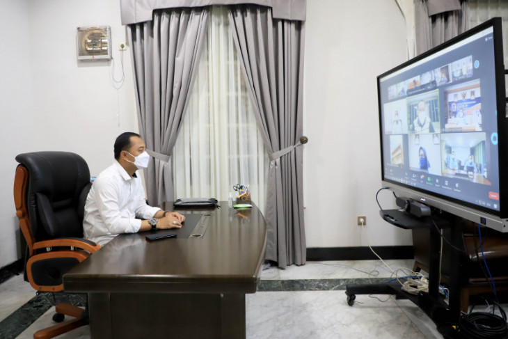 Wali Kota Surabaya Eri Cahyadi saat menggelar rapar virtual bersama jajarannya di Surabaya, Selasa (21/7). SP/ANT/Humas Pemkot Surabaya)