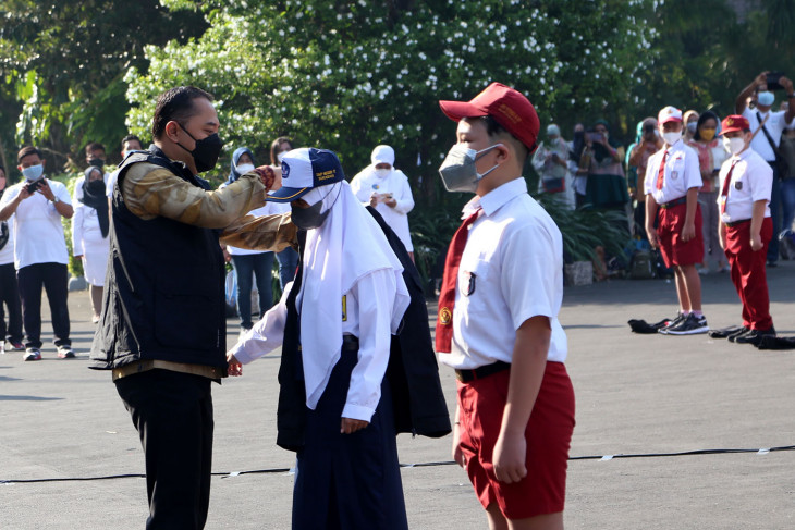 Wali Kota Surabaya Eri Cahyadi mengukuhkan sekitar 457 Tim Siswa Satgas Sekolah menjalang dimulainya Pembelajaran Tatap Muka (PTM) di halaman Balai Kota Surabaya, Jawa Timur, Jumat (3/9/2021).
