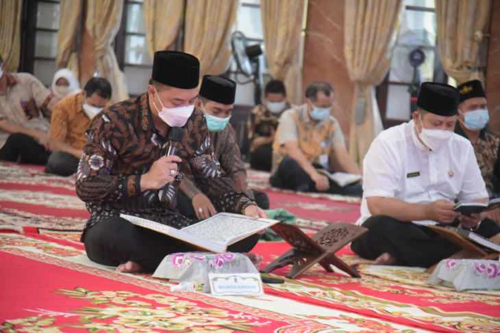 Wali Kota Surabaya Eri Cahyadi saat Khotmil Quran di Balai Kota Surabaya, Jumat (2/7).