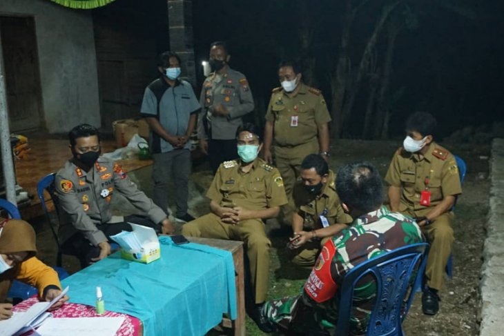 Bupati Madiun Ahmad Dawami dan Kapolres Madiun AKBP Bagoes dan jajaran memantau proses pendataan dan evakuasi puluhan warga yang terkonfirmasi positif COVID-19, Senin (14/6/2021).SP/ANT/Diskominfo Kabupaten Madiun