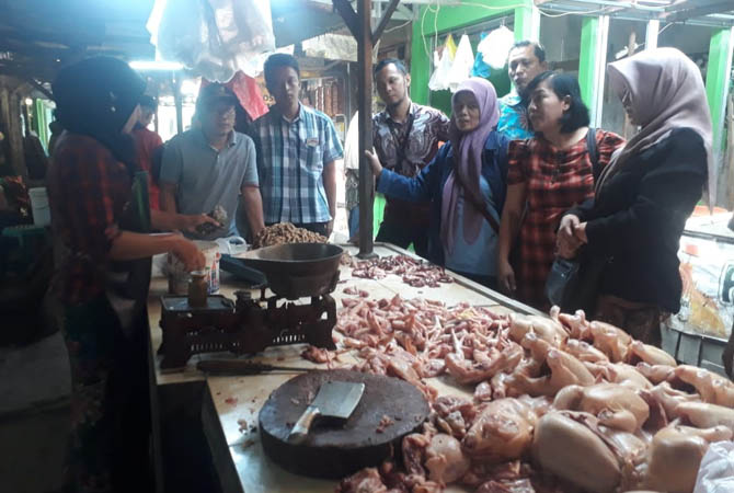 Harga ayam potong yang mencapai RP 40 ribu perkilogramnya dikeluhkan sejumlah pembeli.