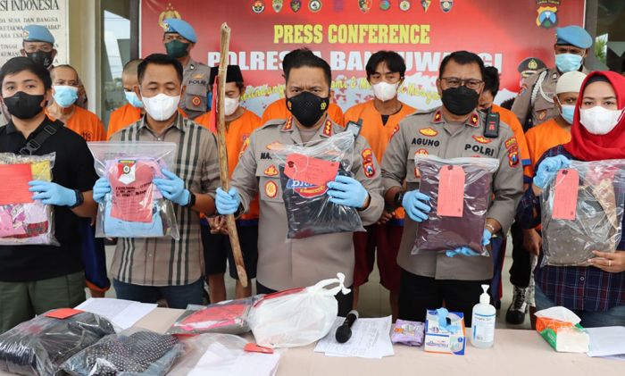 Kapolresta Banyuwangi Kombes Pol Nasrun Pasaribu (tengah) saat menunjukkan kayu yang digunakan tersangka kasus sodomi untuk menganiaya korbannya.