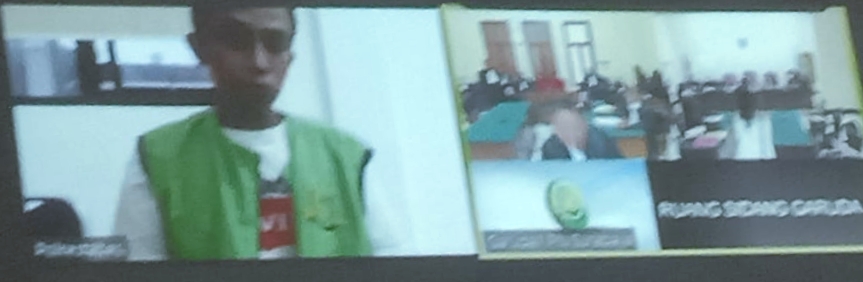 Terdakwa Eko Erik Kriswato bin Sumali, mendengarkan putusan hakim, di ruang Garuda 1 Pengadilan Negeri Surabaya, Selasa (25/10/2022). SP/Budi Mulyono