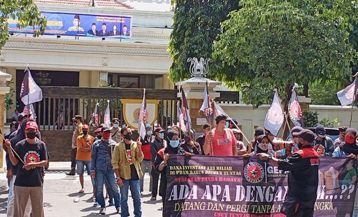 Puluhan massa Gepal menggelar aksi demo di Gedung DPRD Gresik, Senin (3/5).