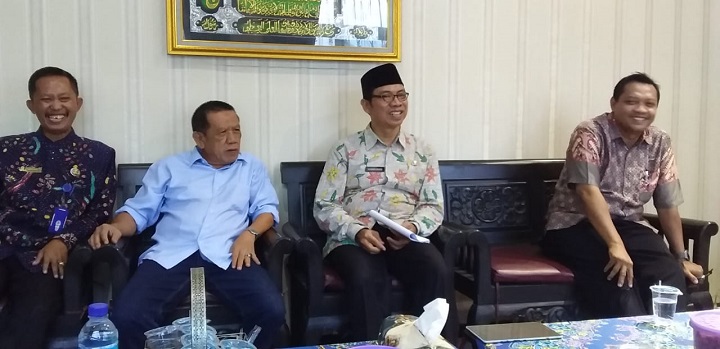 Kepala Sekolah SMAN I Sumenep, Drs. Achmad Sulaiman, M.Pd dan jajaran Stakeholder Sekolah di ruang kerjanya. SP/Ainur Rahman