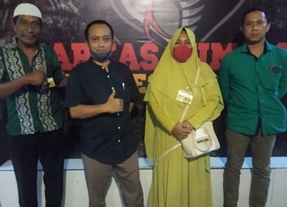 Kuasa hukum pelapor bersama para saksi saat memenuhi panggilan Polres Lumajang. SP/Lim