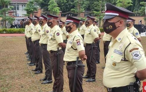 Satpam dengan baju seragam baru berwarna krem. SP/Grs