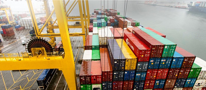 Caption: bongkar muat peti kemas Pelindo III Alami Penurunan Hingga 9 Persen. SP/dokumen pelindo