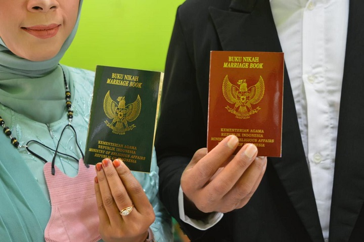 SR dan pasanganya KM saat menunjukan surat nikah usai melangsungkan akad nikah di dalam Lapas Kelas IIB Tuban. 