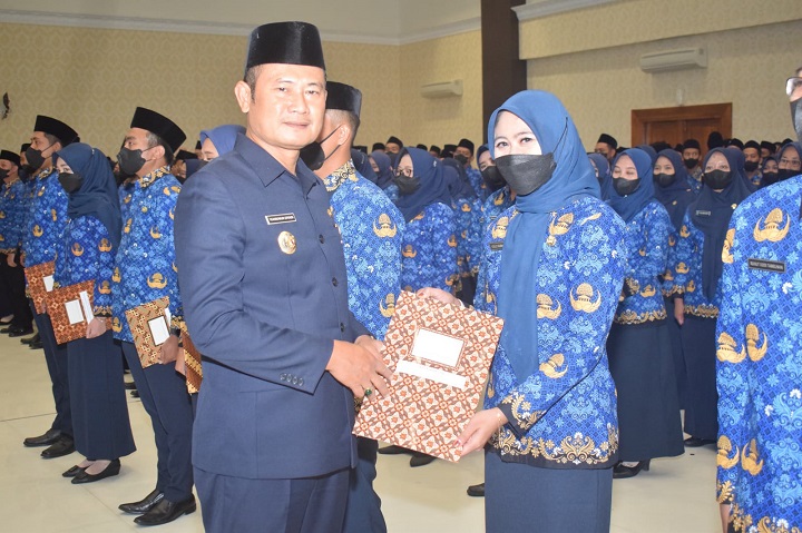 Bupati saat menyerahkan SK pelantikan kepada perwakilan PNS. SP/MUHAJIRIN KASRUN