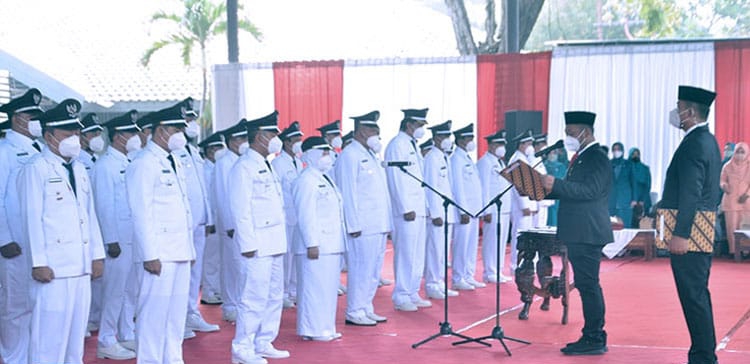 Pelantikan kepala desa serentak oleh Bupati Gresik Fandi Akhmad Yani pada 20 April lalu di halaman belakang Kantor Bupati Gresik. SP/Grs
