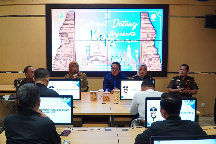 Kepala Diskominfo Kota Mojokerto, Santi Ratnaning Tias menerima rombongan tim Kejaksaan RI di Ruang Telecenter Palapa, Lt 2 Mal Pelayanan Publik (MPP) Gajah Mada Kota Mojokerto