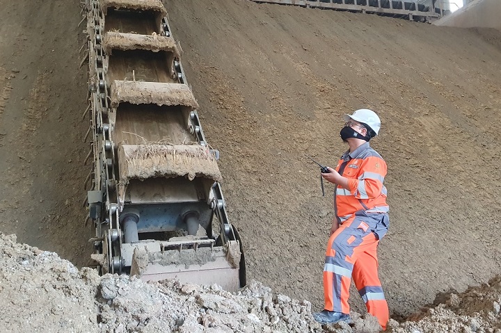 Karyawan melakukan pengecekan alat reclaimer clay yang berfungsi sebagai transport material dari storage clay ke vertikal mill di Pabrik Semen Baturaja II, Kabupaten Ogan Komering Ulu, Sumatra Selatan. SP/SIG