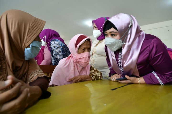  Wakil Ketua Dewan Perwakilan Rakyat Daerah (DPRD) Surabaya Laila Mufidah saat menemui penghuni Griya Wredha Griya Wredha Surabaya di Jambangan, Rabu (21/4). SP/Al Qomar