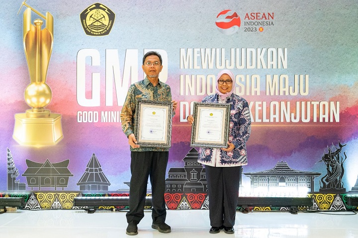 Direktur Operasi SIG, Reni Wulandari (kanan) didampingi Direktur Operasi PT Semen Gresik, Benny Ismanto, membawa Penghargaan Utama kategori Aspek Pengelolaan Keselamatan Pertambangan Mineral dan Batubara, pada ajang Good Mining Practice Award 2023 di Hote