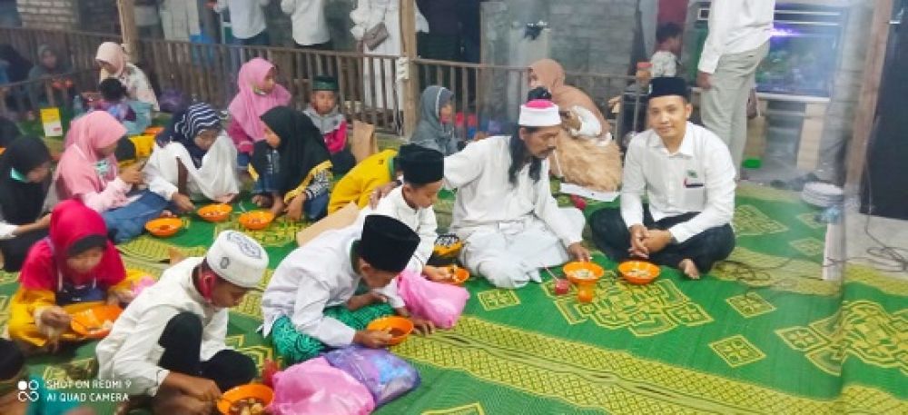 Kegiatan doa bersama dan santunan yatim piatu serta kaum dhuafa di hari ulang tahun ke-3 KPJ. SP/M.AIDID