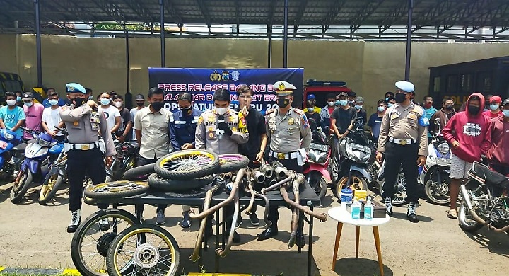 Polisi saat menggelar jumpa pers di Polresta Mojokerto. SP/Dwy AS