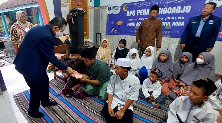 Ketua DPC Peradi Sidoarjo, Bambang Soetjipto saat berbagi sembako dan sejumlah uang di Panti Asuhan Raudlotul Huda. Setelah berbagi dengan anak yatim, dilanjut dengan bagi takjil di Jl. KH Mukmin Sidoarjo. SP/Hikmah