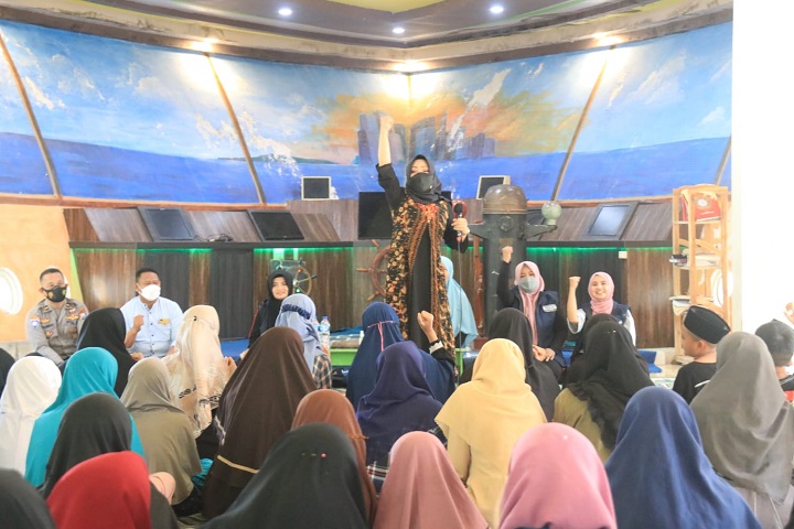 Bupati Mojokerto Ikfina Fahmawati saat menghadiri agenda Masjid Camp. SP/Dwy AS