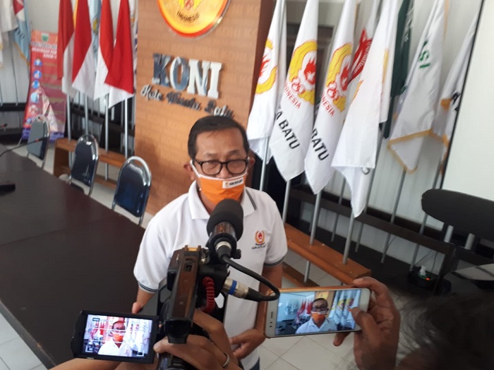 Ketua Umum KONI Batu, Mahfud saat memberikan keterangan.